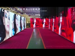 Beschäftigte Zeit für die Prüfungsund ladenden Behälter zu den Kunden